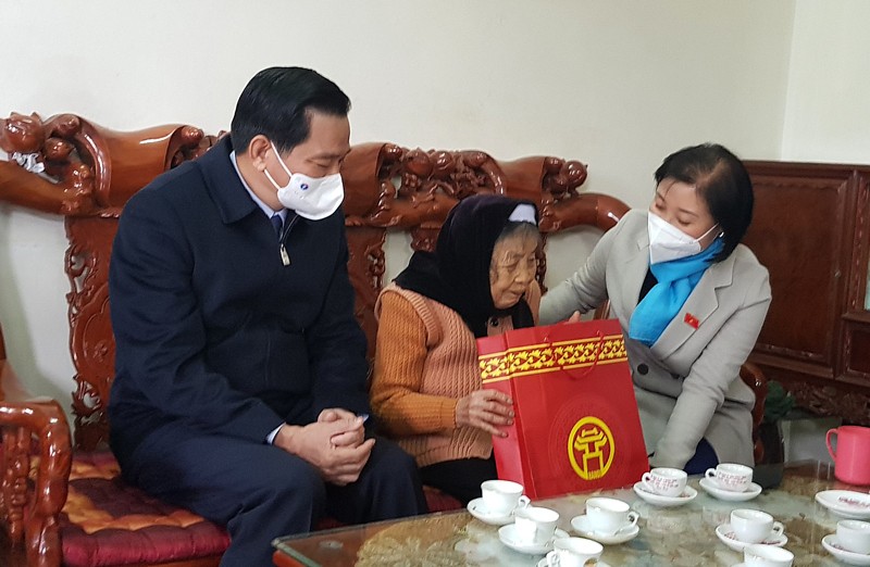 Đồng chí Phạm Thị Thanh Mai tặng quà Bà mẹ Việt Nam Anh hùng Hoàng Thị Mót