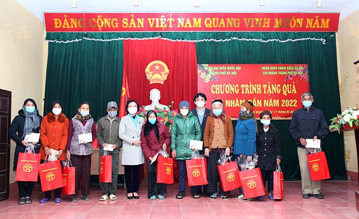 Đoàn ĐBQH Thành phố tặng quà Tết đối tượng chính sách, cá nhân tiêu biểu xã Đông Quang, huyện Ba Vì