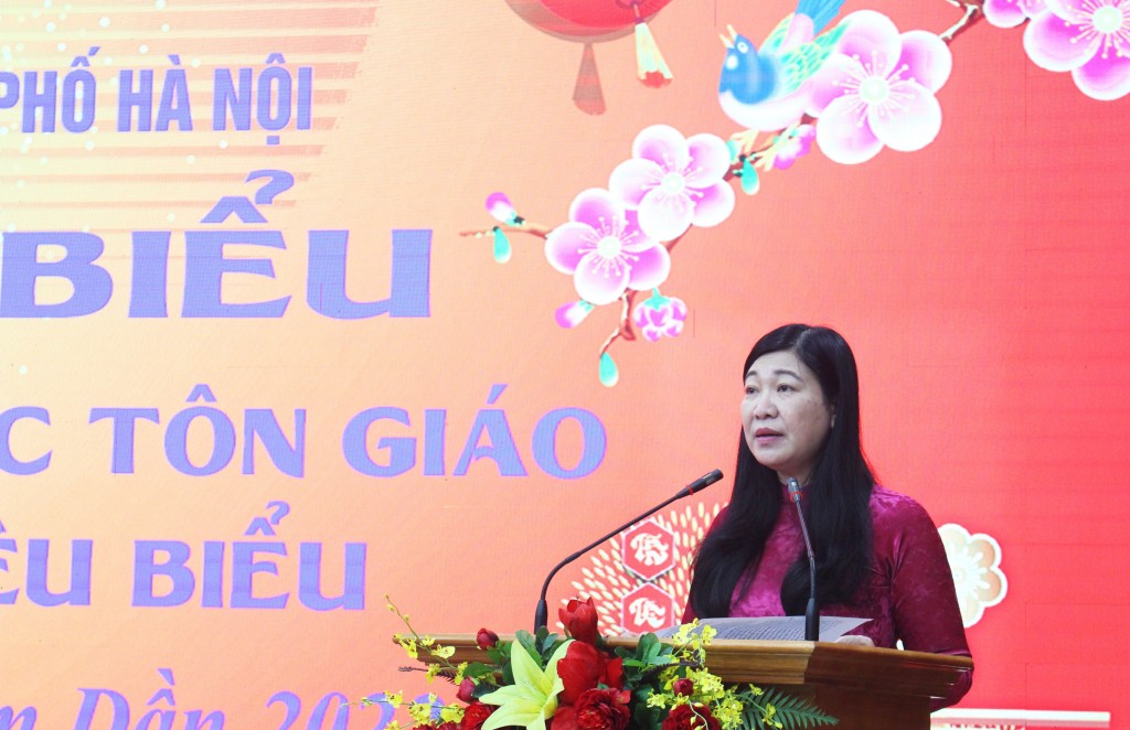 Chủ tịch Ủy ban MTTQ Việt Nam TP Hà Nội Nguyễn Lan Hương phát biểu tại buổi gặp mặt