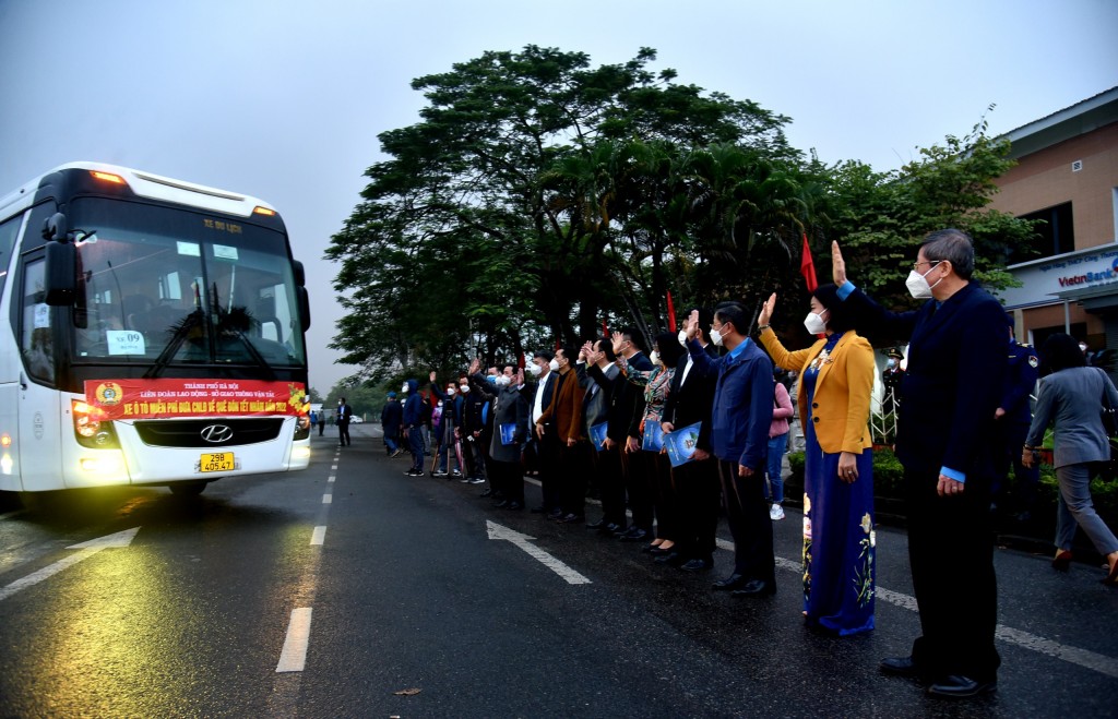 Hà Nội: 200 công nhân lao động có hoàn cảnh khó khăn được hỗ trợ xe về quê đón Tết