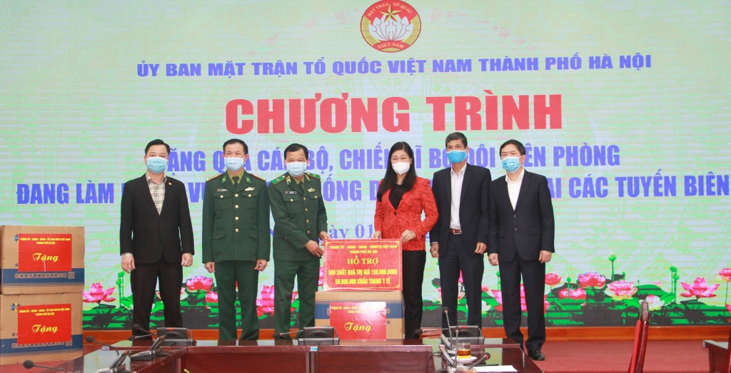 Chủ tịch Ủy ban MTTQ Việt Nam TP Hà Nội Nguyễn Lan Hương trao hỗ trợ cho Bộ Tư lệnh Bộ đội biên phòng