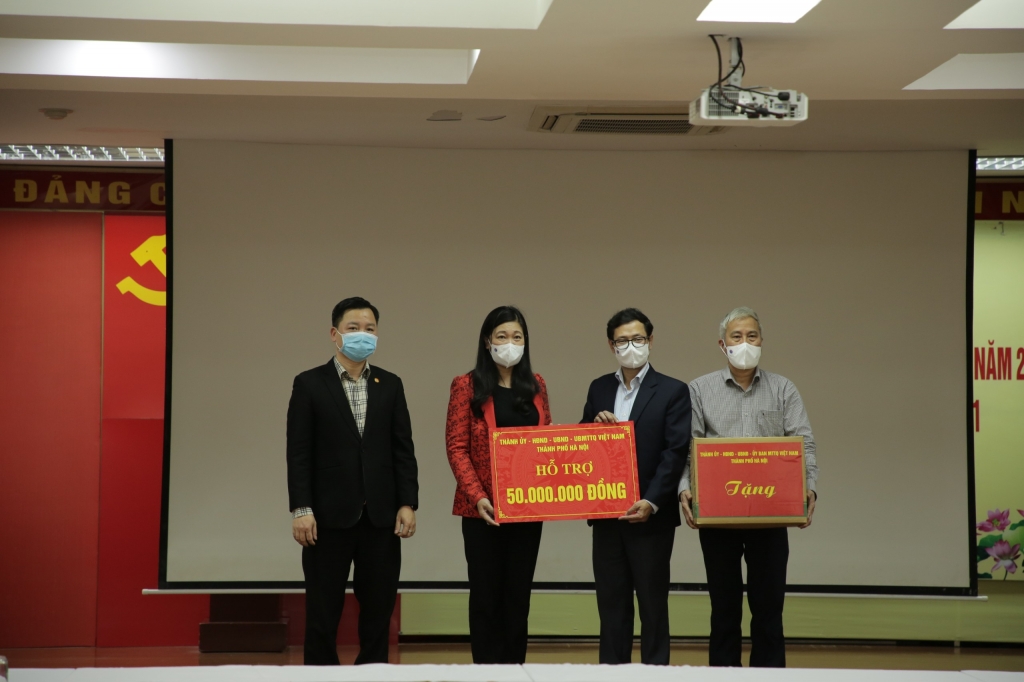 MTTQ Việt Nam TP Hà Nội trao hỗ trợ cho CDC Hà Nội