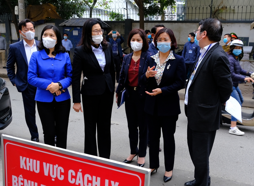 Phó Bí thư Thường trực Thành ủy Nguyễn Thị Tuyến kiểm tra công tác phòng chống dịch tại điểm cách ly ở phường Dịch Vọng (quận Cầu Giấy).