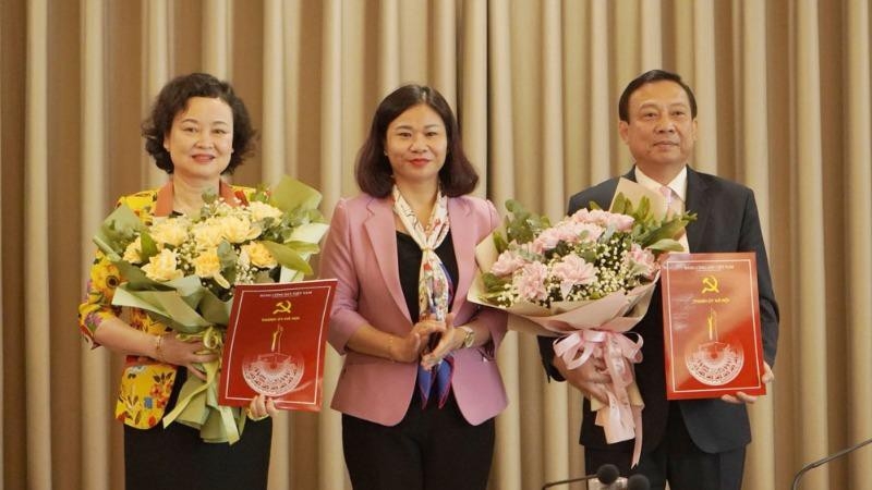 Phó Bí thư Thường trực Thành ủy Nguyễn Thị Tuyến trao Quyết định về công tác cán bộ Ban Tuyên giáo Thành ủy và Ban Dân vận Thành ủy