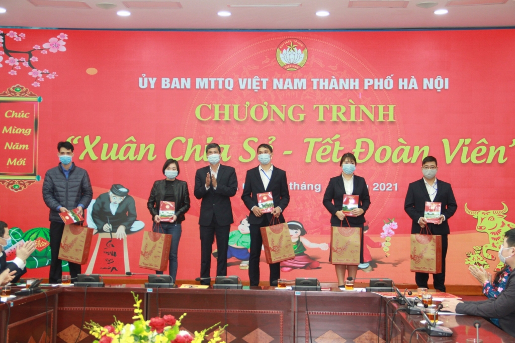 Phó Chủ tịch Thường trực Ủy ban MTTQ Việt Nam TP Hà Nội Nguyễn Anh Tuấn trao quà cho công nhân lao động bị ảnh hưởng bởi dịch Covid-19