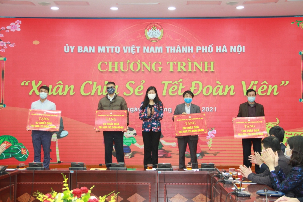 Chủ tịch Ủy ban MTTQ Việt Nam TP Hà Nội Nguyễn Lan Hương trao quà Tết cho người khuyết tật, trẻ mồ côi, hội viên Hội người mù, hội viên Hội Cựu thanh niên xung phong có hoàn cảnh khó khăn