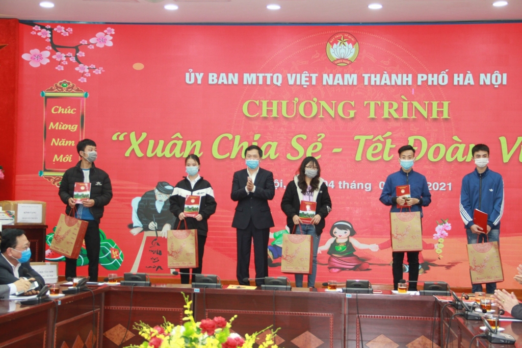 Phó Chủ tịch Ủy ban MTTQ Việt Nam TP Hà Nội Đàm Văn Huân trao quà cho sinh viên miền Trung không có điều kiện về quê ăn Tết