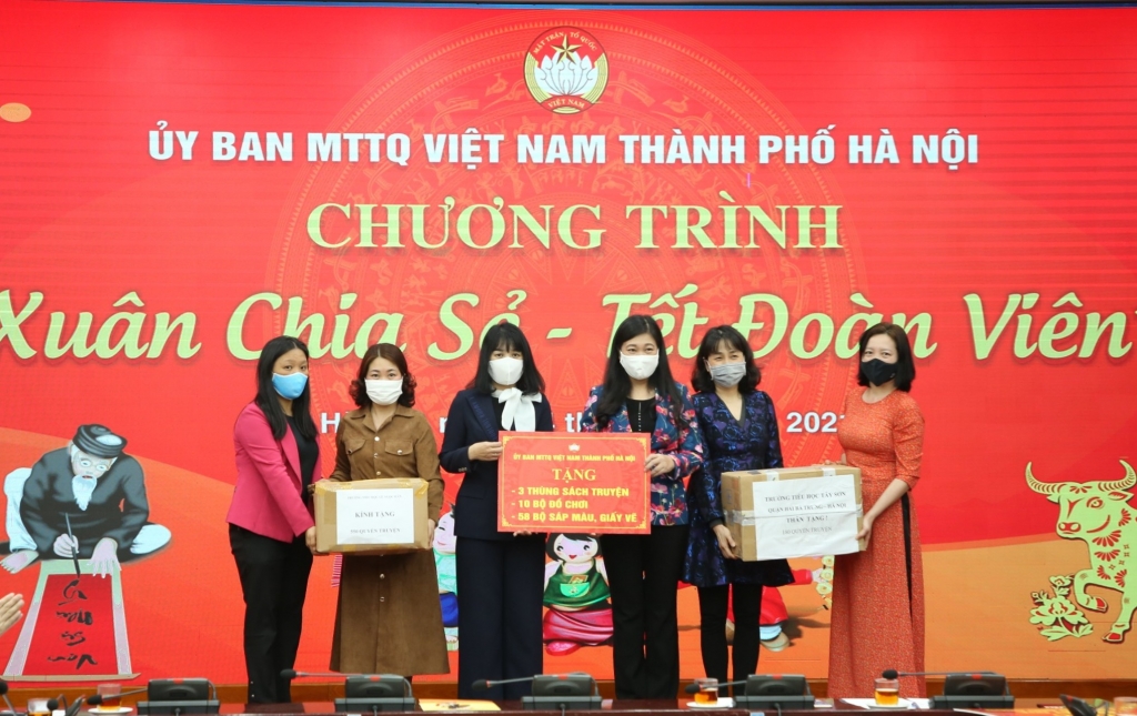 Chủ tịch Ủy ban MTTQ Việt Nam TP Nguyễn Lan Hương trao quà cho các cháu học sinh đang cách ly tại Trường Tiểu học Xuân Phương