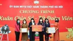 MTTQ Việt Nam TP Hà Nội tặng quà, động viên công nhân, lao động và sinh viên miền Trung không về quê ăn Tết