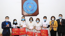 Phó Bí thư Thường trực Thành ủy Nguyễn Thị Tuyến thăm, động viên các y, bác sĩ Bệnh viện Đa khoa Hà Đông