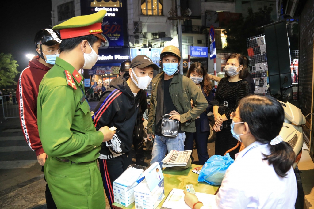 hành vi không đeo khẩu trang nơi công cộng, trên phương tiện giao thông công cộng, không giữ khoảng cách theo quy định khi tiếp xúc bị phạt tiền tối đa đến 3 triệu đồng