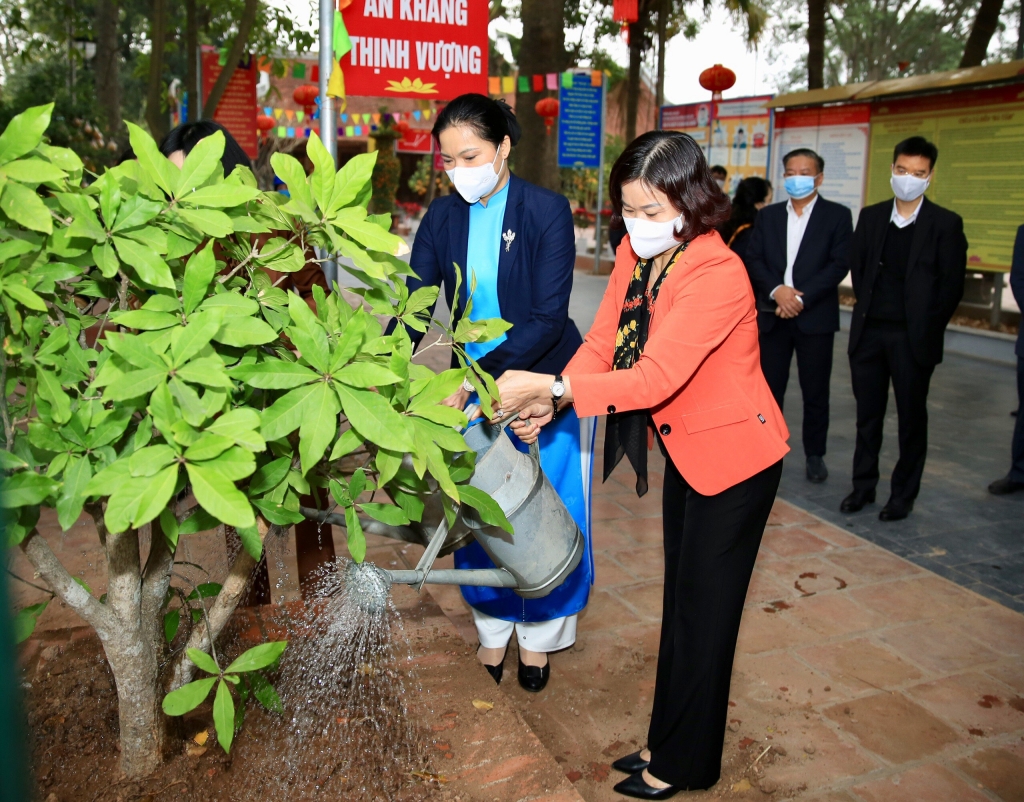 Phó Bí thư Thường trực Thành ủy Nguyễn Thị Tuyến và Chủ tịch Hội LHPN Việt Nam Hà Thị Nga trồng cây tại Khu di tích