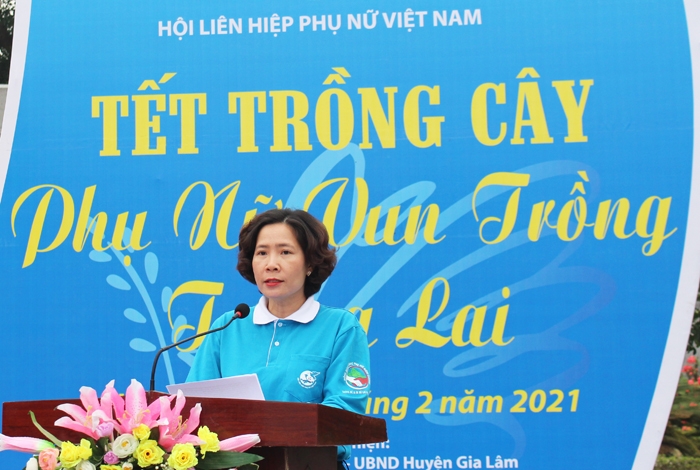 Chủ tịch Hội LHPN Hà Nội Lê Kim Anh phát biểu hưởng ứng