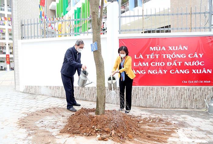 Phó Bí thư Thường trực Thành ủy Nguyễn Thị Tuyến trồng cây trong Khuôn viên Trường Tiểu học Nguyễn Bá Ngọc