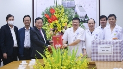 Phó Bí thư Thành ủy Nguyễn Văn Phong thăm, chúc mừng cán bộ, y bác sĩ Bệnh viện Hữu Nghị