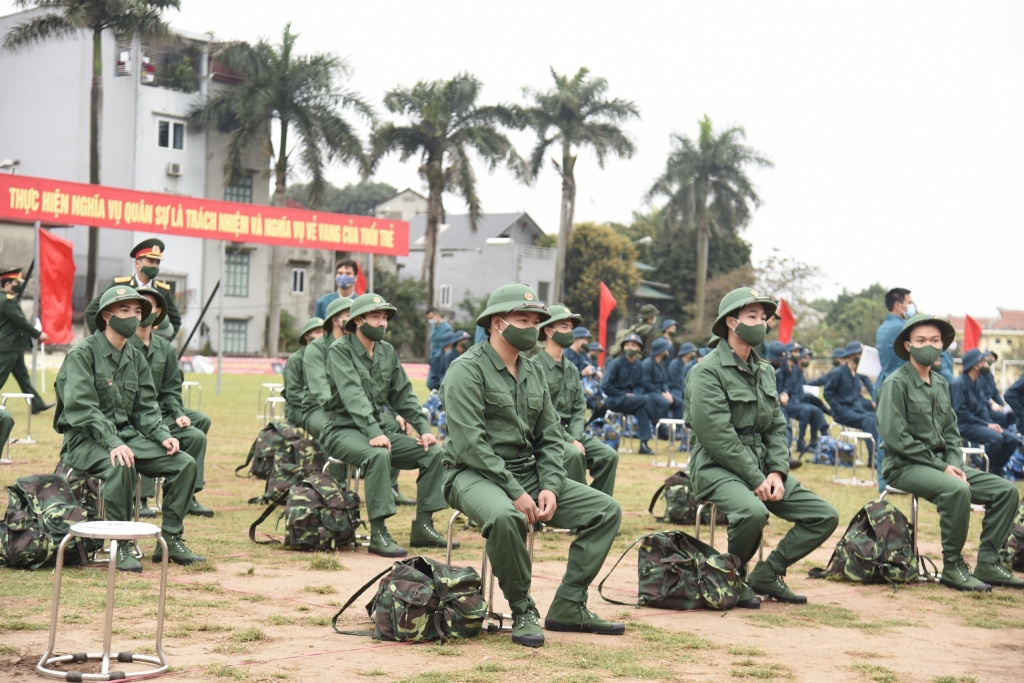 Bí thư Thành ủy Vương Đình Huệ động viên tân binh huyện Đông Anh lên đường nhập ngũ