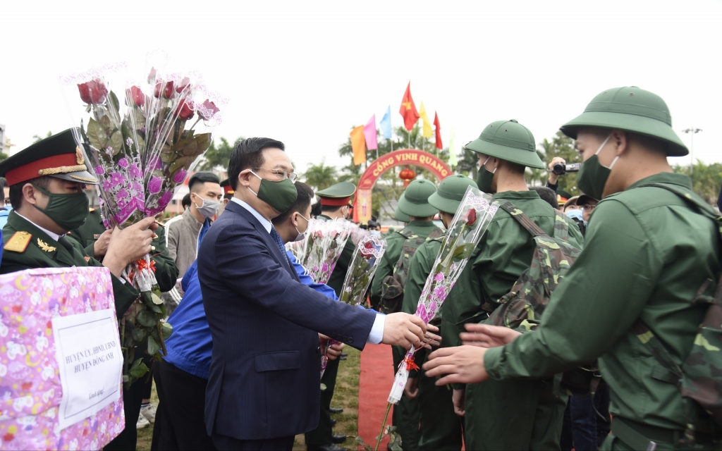 Bí thư Thành ủy Vương Đình Huệ tặng hoa, động viên các tân binh 