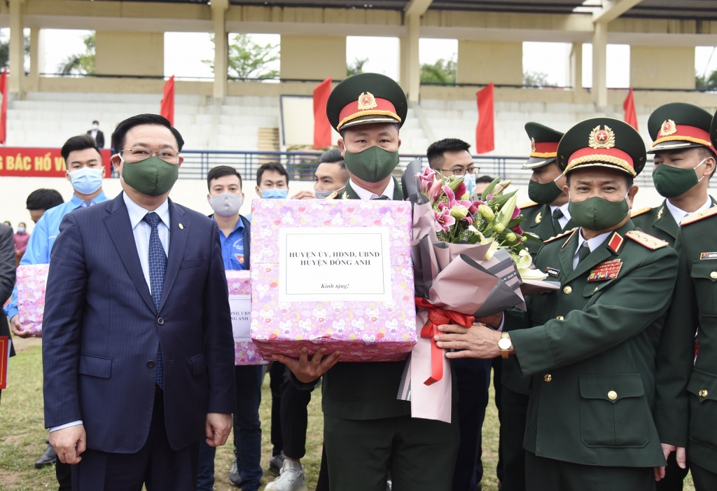 Bí thư Thành ủy Vương Đình Huệ tặng quà cho các đơn vị nhận quân