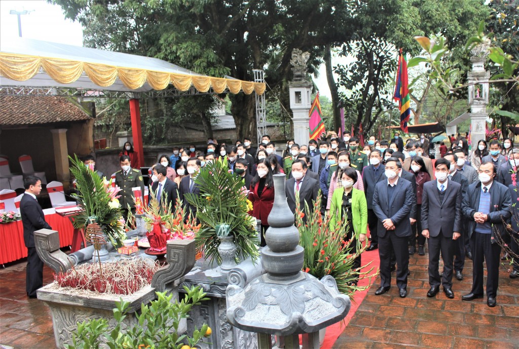 lãnh đạo thành phố và thị xã Sơn Tây dâng hương tại khu di tích Văn Miếu, xã Đường Lâm