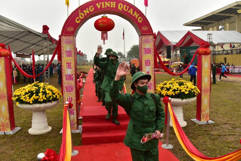 Bí thư Thành ủy Đinh Tiến Dũng động viên tân binh huyện Đông Anh lên đường nhập ngũ