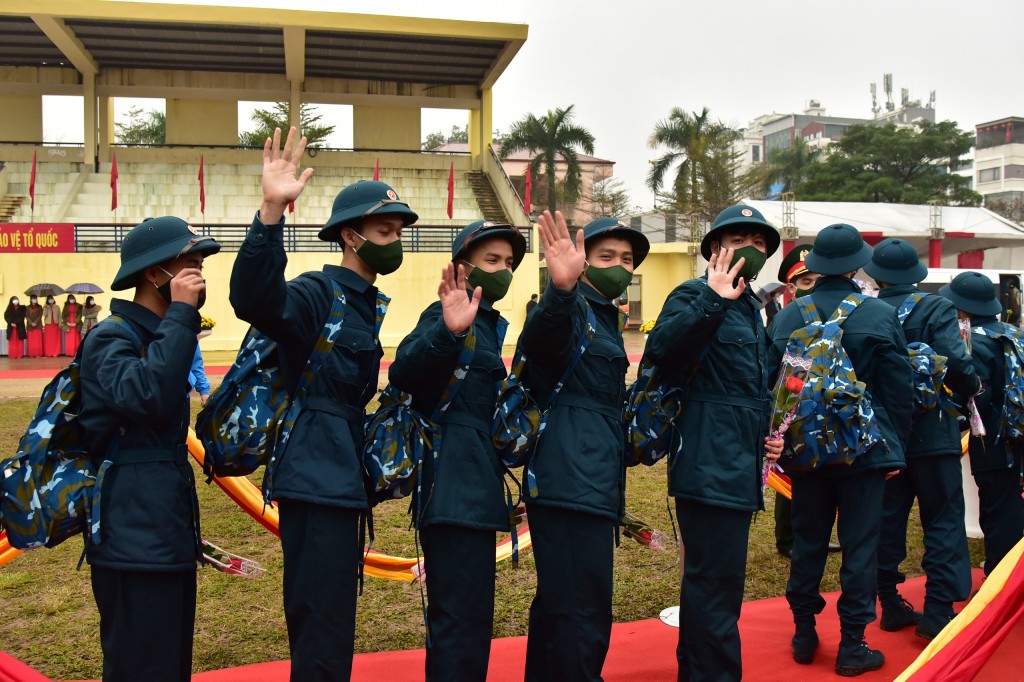 Bí thư Thành ủy Đinh Tiến Dũng động viên tân binh huyện Đông Anh lên đường nhập ngũ