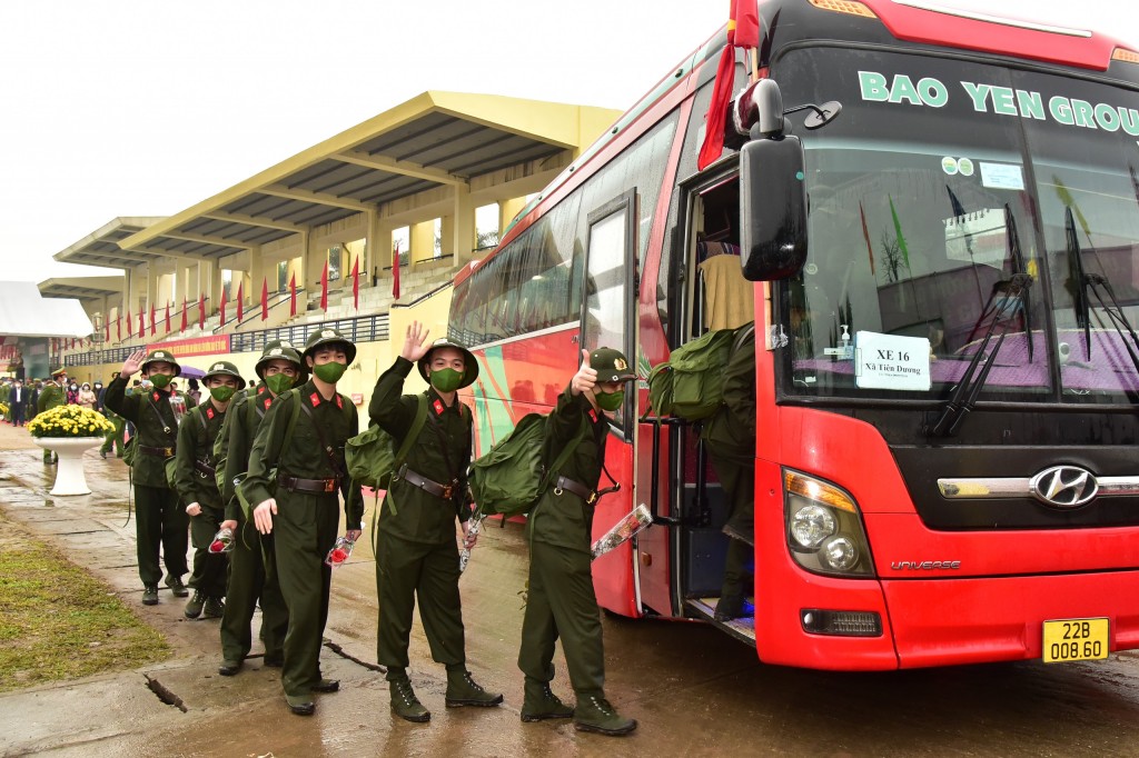 Bí thư Thành ủy Đinh Tiến Dũng động viên tân binh huyện Đông Anh lên đường nhập ngũ