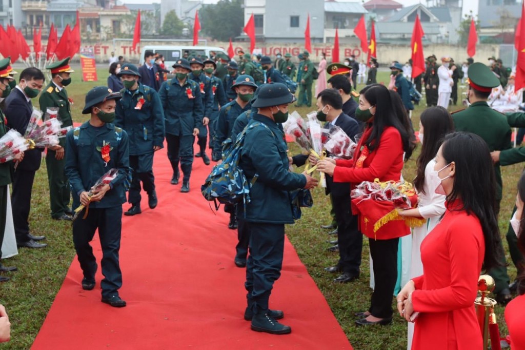 Phát huy truyền thống quê hương anh hùng, tân binh thị xã Sơn Tây lên đường tòng quân