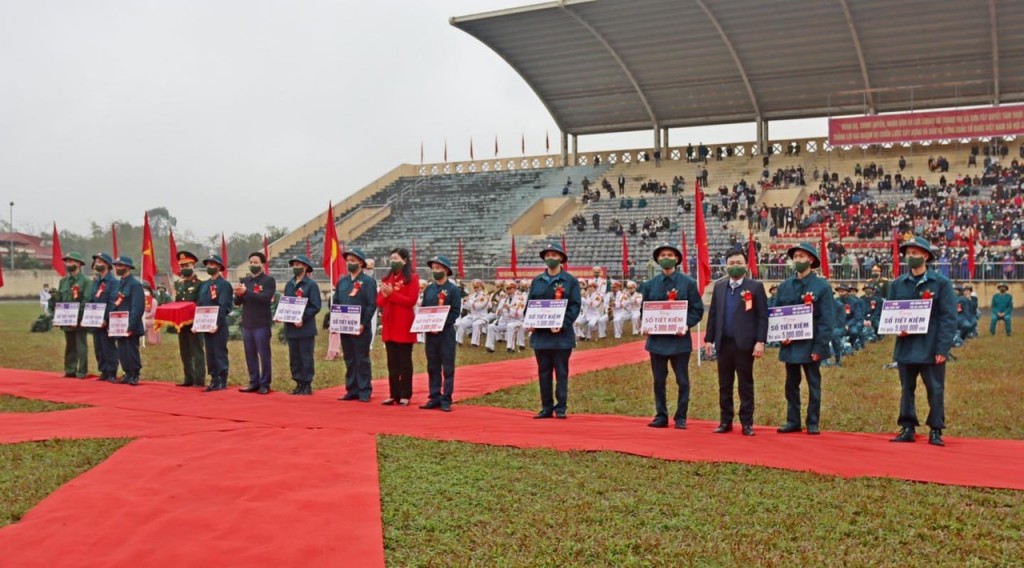 Phát huy truyền thống quê hương anh hùng, tân binh thị xã Sơn Tây lên đường tòng quân