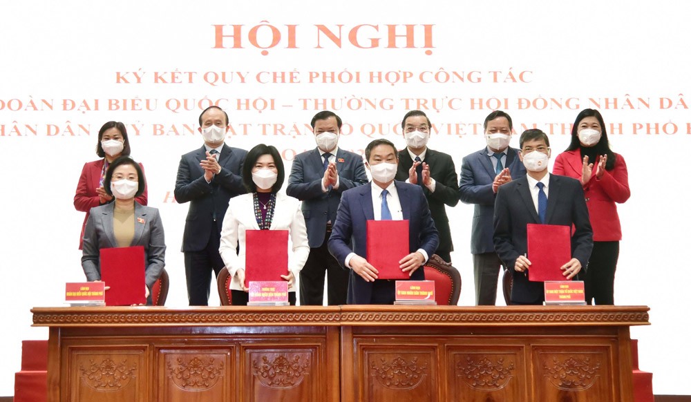 Các đồng chí lãnh đạo thành phố Hà Nội chứng kiến lễ ký kết