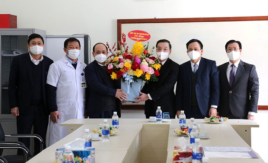 Chủ tịch UBND thành phố Chu Ngọc Anh chúc mừng Phòng Bảo vệ sức khỏe Trung ương 5
