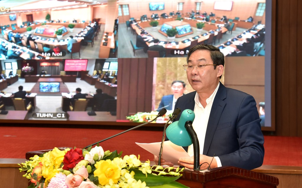 Phó Chủ tịch Thường trực UBND TP Lê Hồng Sơn trình bày báo cáo tại hội nghị