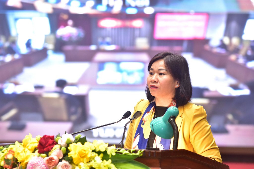 Phó Bí thư Thường trực Thành ủy Nguyễn Thị Tuyến phát biểu giải trình tại hội nghị