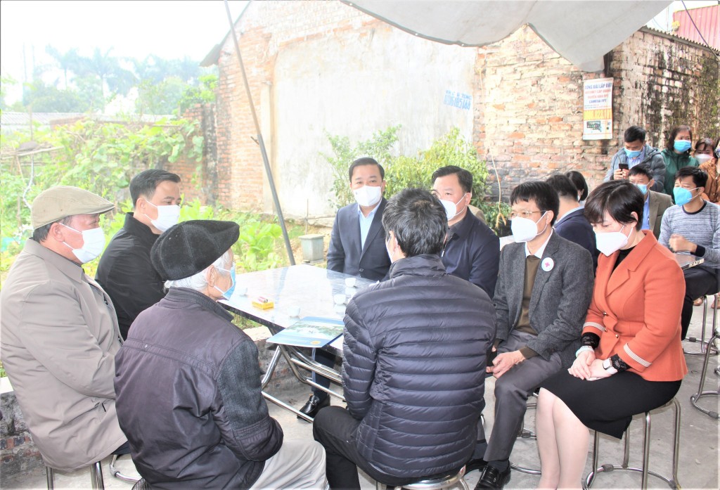 Ảnh 2, 3: Phó Chủ tịch UBND thành phố Chử Xuân Dũng thay mặt lãnh đạo thành phố động viên, chia buồn với đại diện gia đình bà Nguyễn Thị Ngôn.