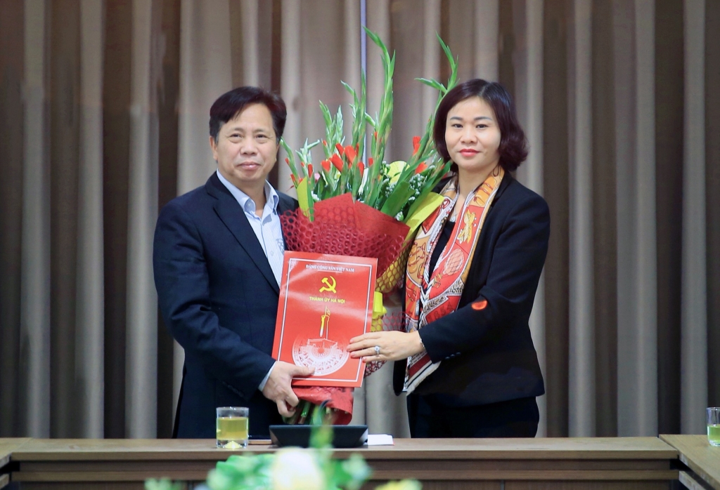 Phó Bí thư Thường trực Thành ủy Nguyễn Thị Tuyến trao Quyết định của Ban Thường vụ Thành ủy, tặng hoa chúc mừng đồng chí Phùng Văn Dũng.
