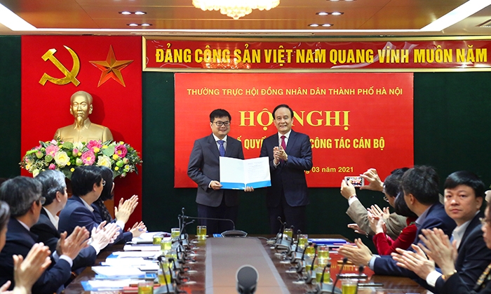 Chủ tịch HĐND thành phố Nguyễn Ngọc Tuấn trao Quyết định cho đồng chí Trương Việt Dũng