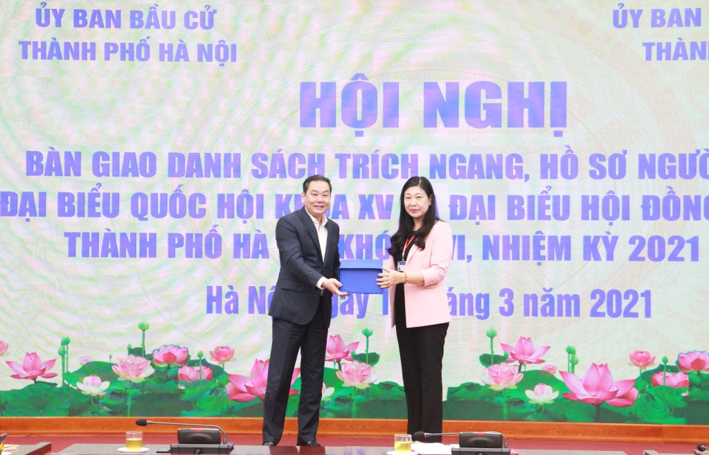 Phó Chủ tịch Thường trực UBND TP Lê Hồng Sơn bàn giao hồ sơ ứng cử cho Chủ tịch Ủy ban MTTQ Việt Nam TP Nguyễn Lan Hương