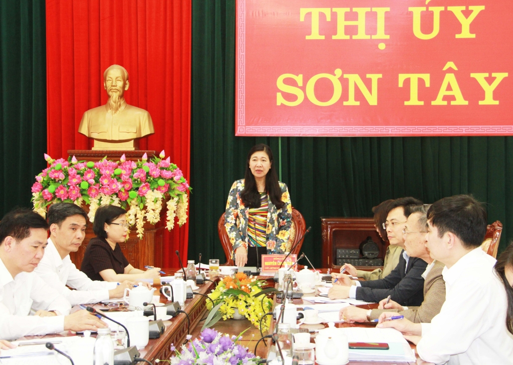 Chủ tịch Ủy ban MTTQ Việt Nam TP Hà Nội Nguyễn Lan Hương phát biểu tại buổi làm việc