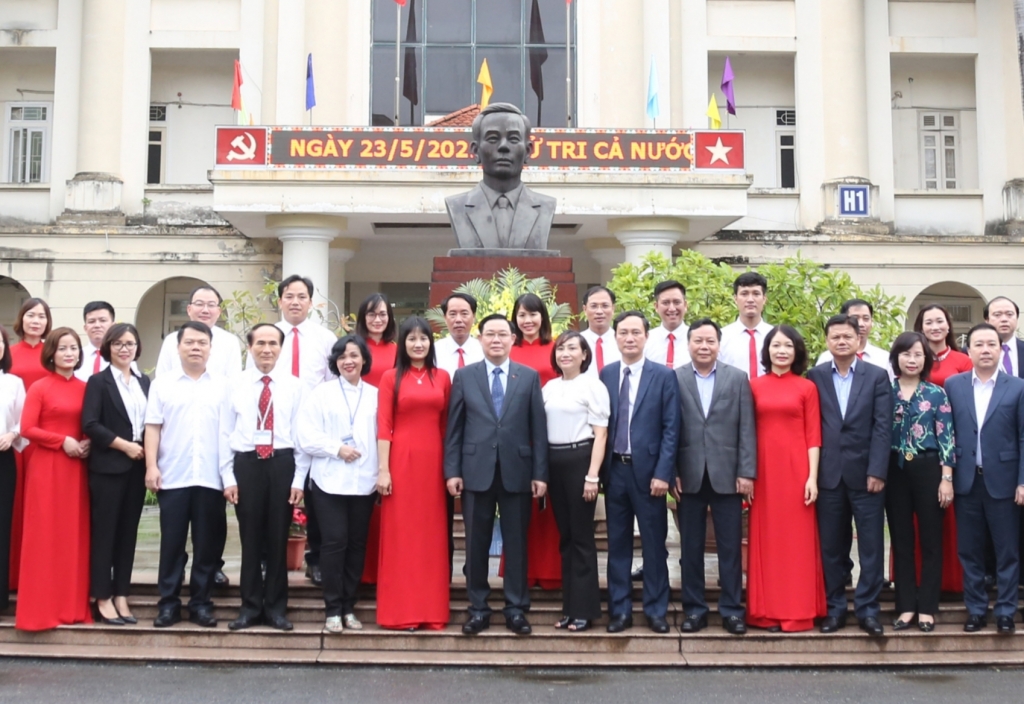 Lãnh đạo TP Hà Nội chụp ảnh cùng đội ngũ cán bộ, giảng viên Trường Đào tạo cán bộ Lê Hồng Phong