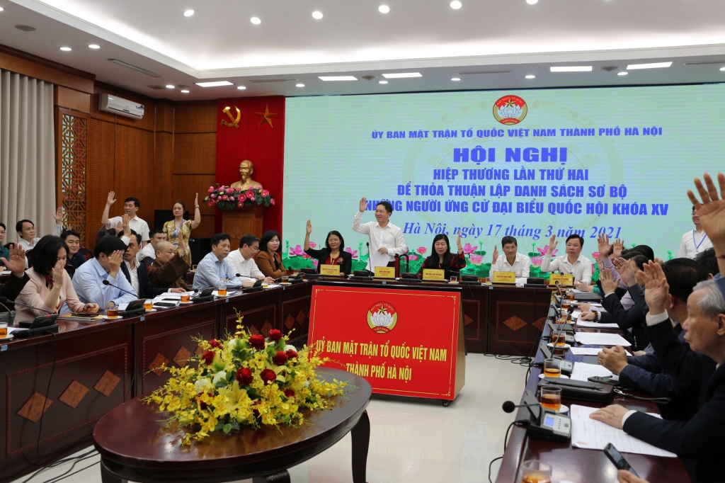 Các đại biểu biểu quyết tại hội nghị