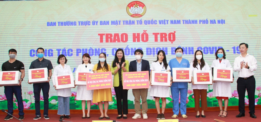 Lãnh đạo Ủy ban MTTQ Việt Nam TP Hà Nội trao hỗ trợ cho lực lượng y, bác sỹ, cán bộ nhân viên tại một số Bệnh viên Trung ương và bệnh viện trên địa bàn TP