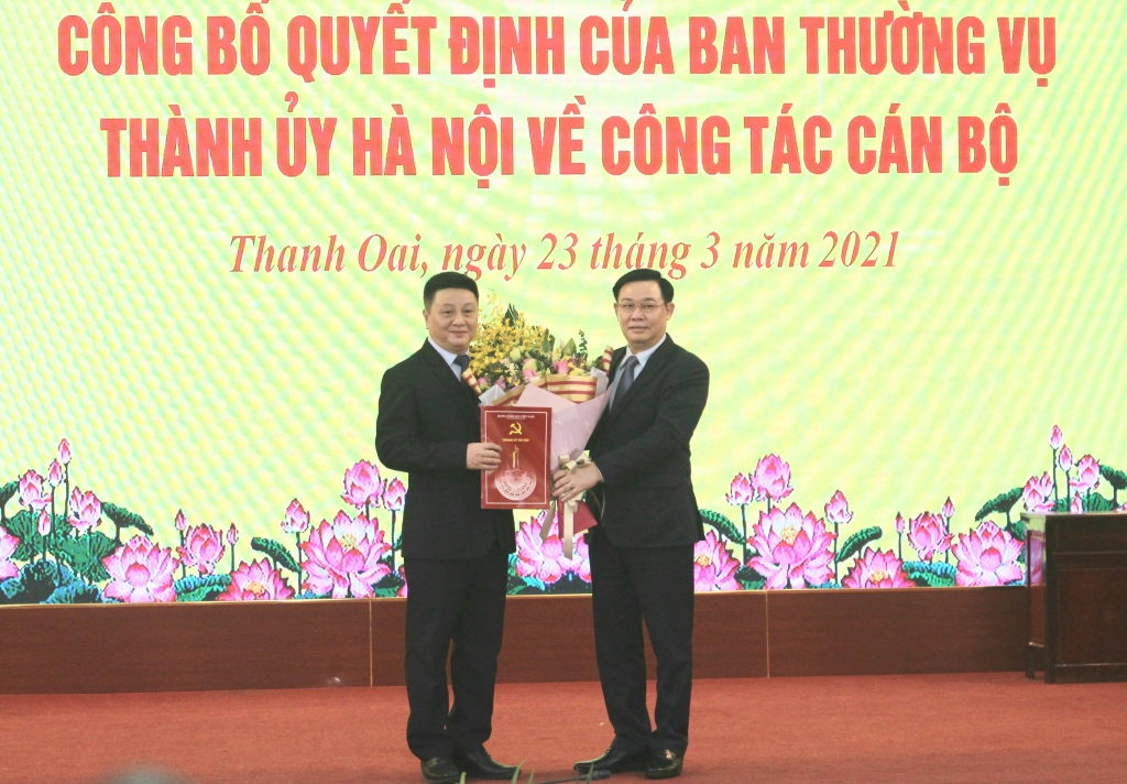 Bí thư Thành ủy Vương Đình Huệ trao quyết định, tặng hoa chúc mừng đồng chí Bùi Hoàng Phan