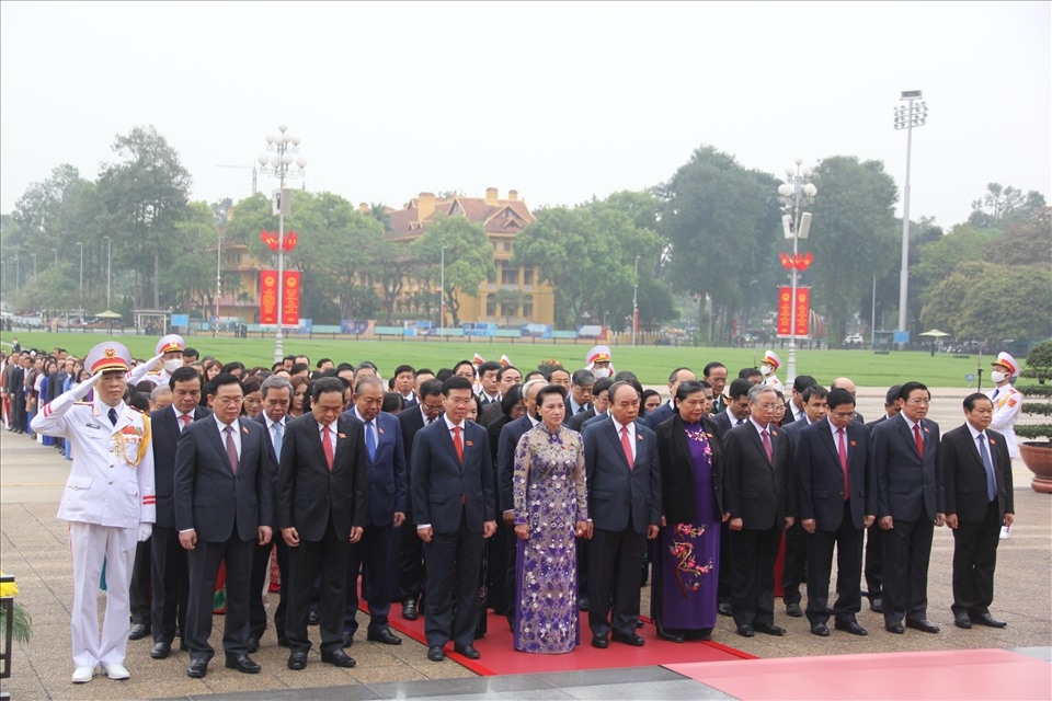 Lãnh đạo Đảng, Nhà nước và đại biểu Quốc hội vào Lăng viếng Chủ tịch Hồ Chí Minh