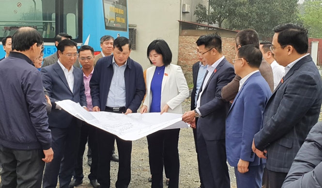 Đoàn giám sát thị sát thực tế dự án trung chuyển xe buýt chậm triển khai tại xã Thanh Lâm (huyện Mê Linh)
