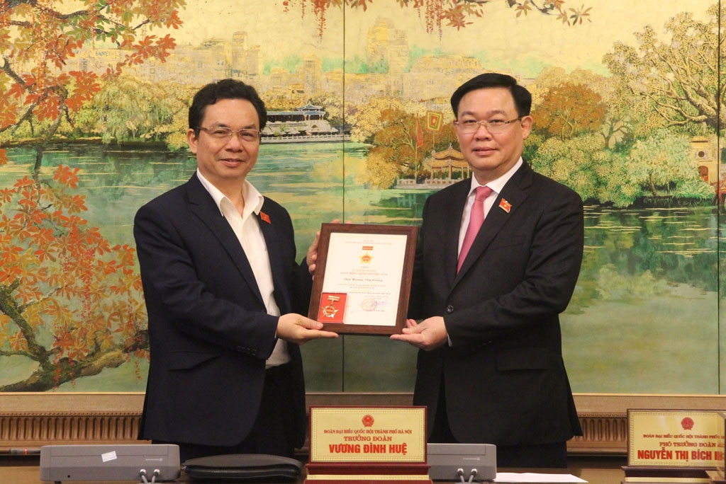Trưởng đoàn đại biểu Quốc hội thành phố Hà Nội Vương Đình Huệ trao Kỷ niệm chương cho đại biểu Hoàng Văn Cường.