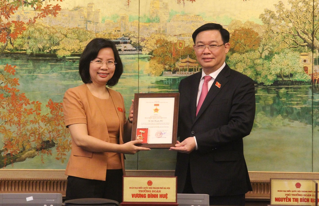 Trưởng đoàn đại biểu Quốc hội thành phố Hà Nội Vương Đình Huệ trao Kỷ niệm chương cho đại biểu Bùi Huyền Mai.