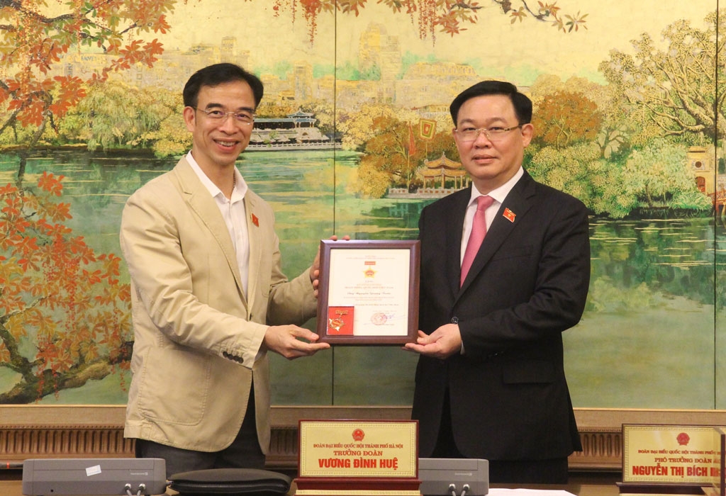 Trưởng đoàn đại biểu Quốc hội thành phố Hà Nội Vương Đình Huệ trao Kỷ niệm chương cho đại biểu Nguyễn Quang Tuấn