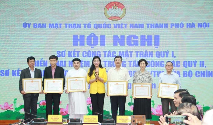 Chủ tịch Ủy ban MTTQ Việt Nam TP Nguyễn Lan Hương trao Bằng khen của TP cho các cá nhân