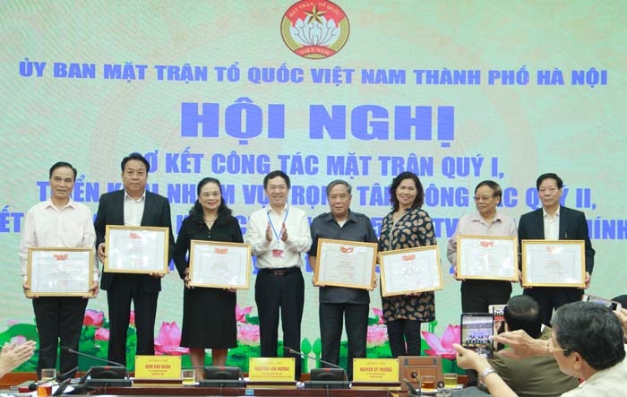 Phó Chủ tịch Ủy ban MTTQ Việt Nam Thành phố Đàm Văn Huân trao Bằng khen của MTTQ TP cho các tập thể, cá nhân