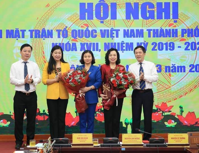 Lãnh đạo MTTQ Việt Nam TP Hà Nội tặng hoa chúc mừng đồng chí Nguyễn Thị Tuyến