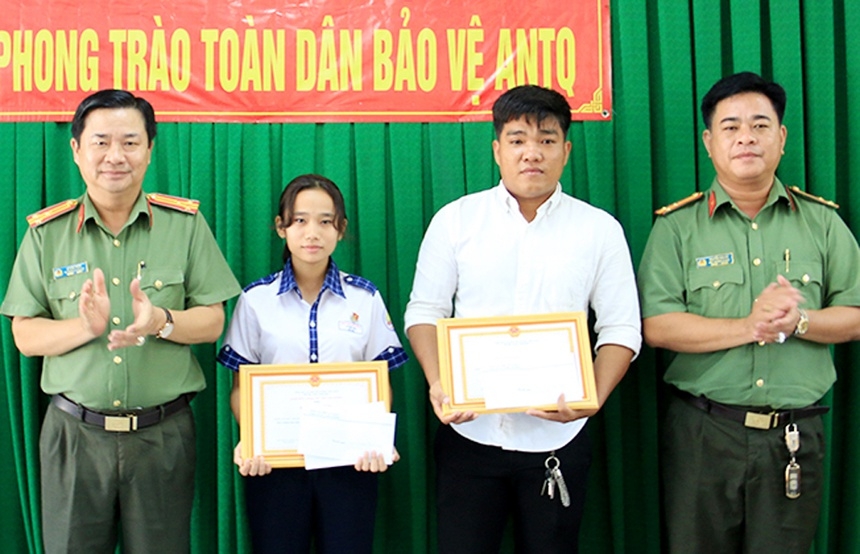 Công an TP Long Xuyên vừa  trao giấy khen và phần thưởng của Công an tỉnh An Giang cho em Lý Hải Yến và anh Trương Thanh An 